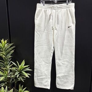 Nike Standard Fit Midrise,fleece lined, full length, elastic waist,hip pockets